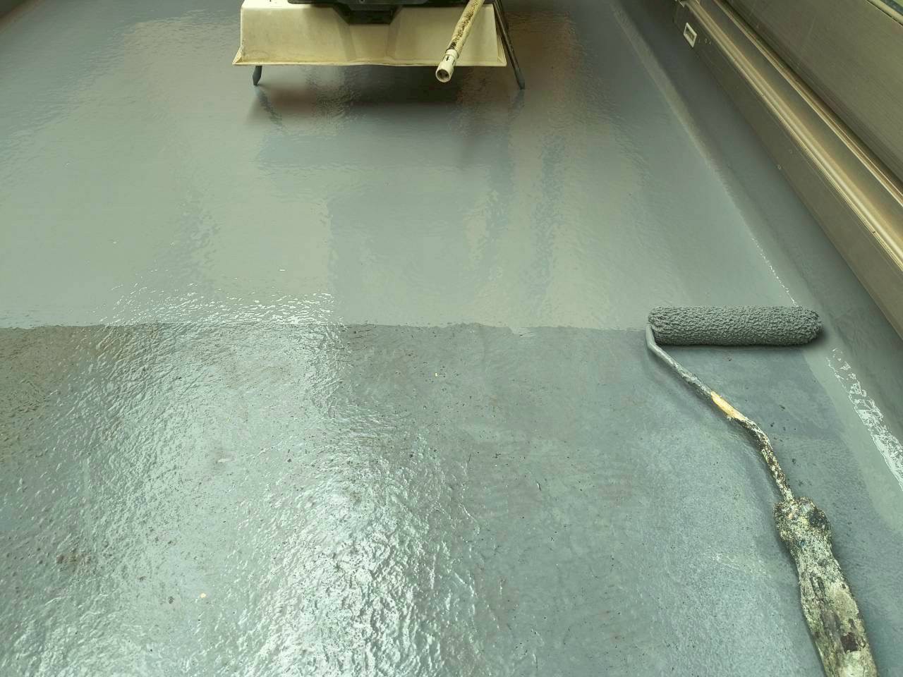 トップコートを下塗り中